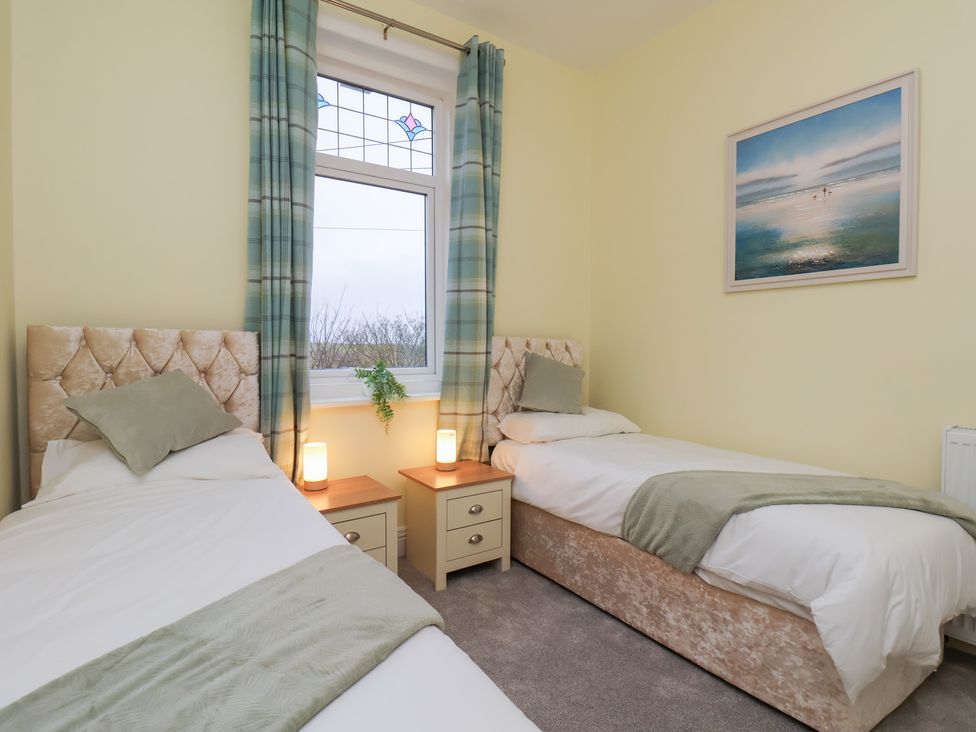A bedroom with two single beds at Kingfisher House Saltburn-by-the-Sea
