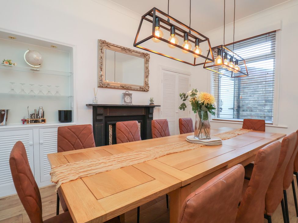 A dining room with a table and chairs at Kingfisher House in Staithes