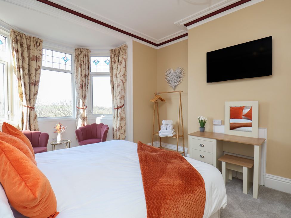 A bedroom with bed and furniture at Kingfisher House in Staithes