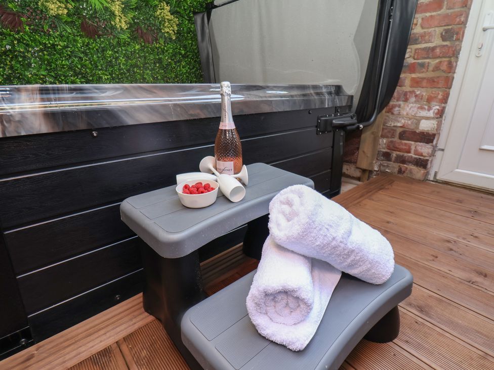 An outdoor area with a hot tub and refreshments at Kingfisher House Staithes