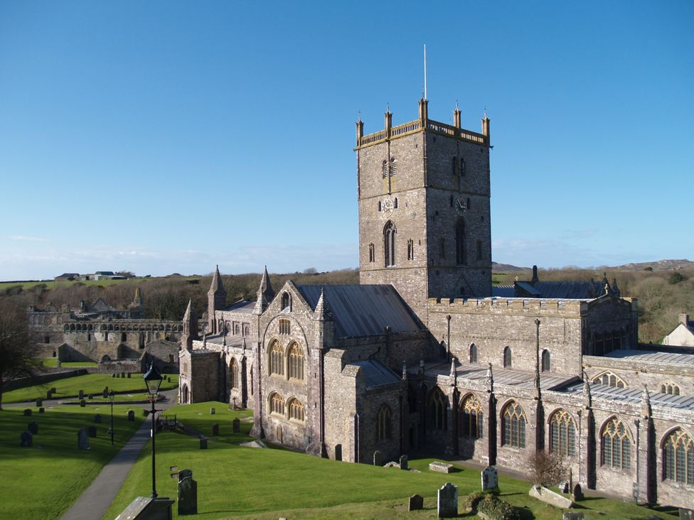 A church with a tower and graveyard at 5 Cart-Tws Bach St Davids