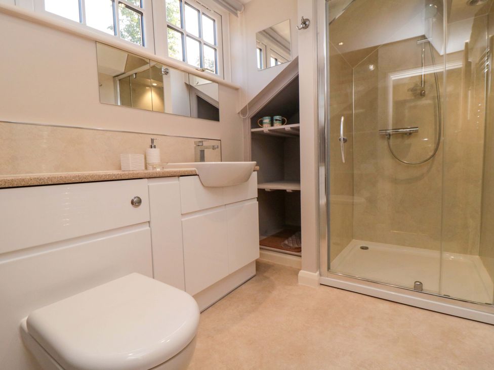 A bathroom featuring a shower, sink, and toilet at Spring Cottage, York