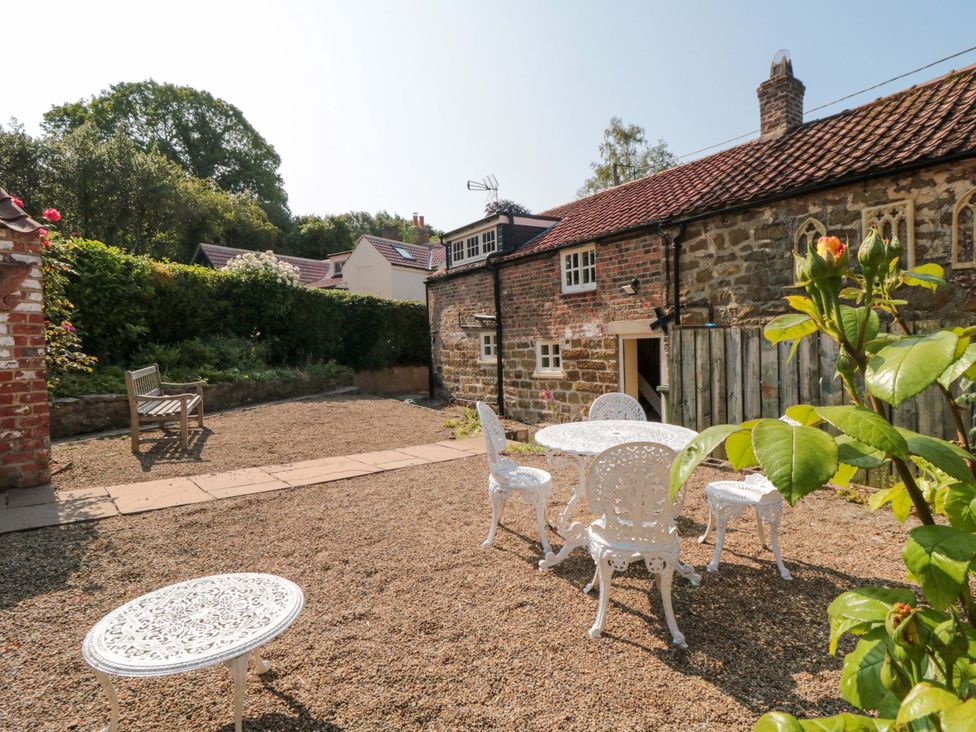 A garden with a table and chairs at Spring Cottage, York