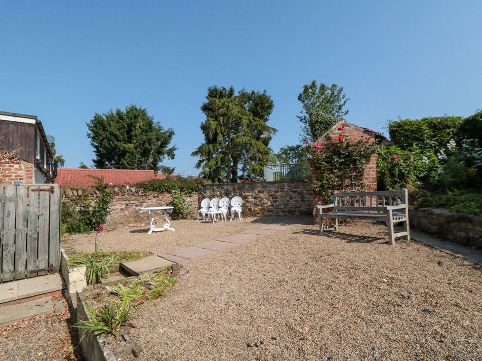 A garden with a table and chairs at Spring Cottage in York