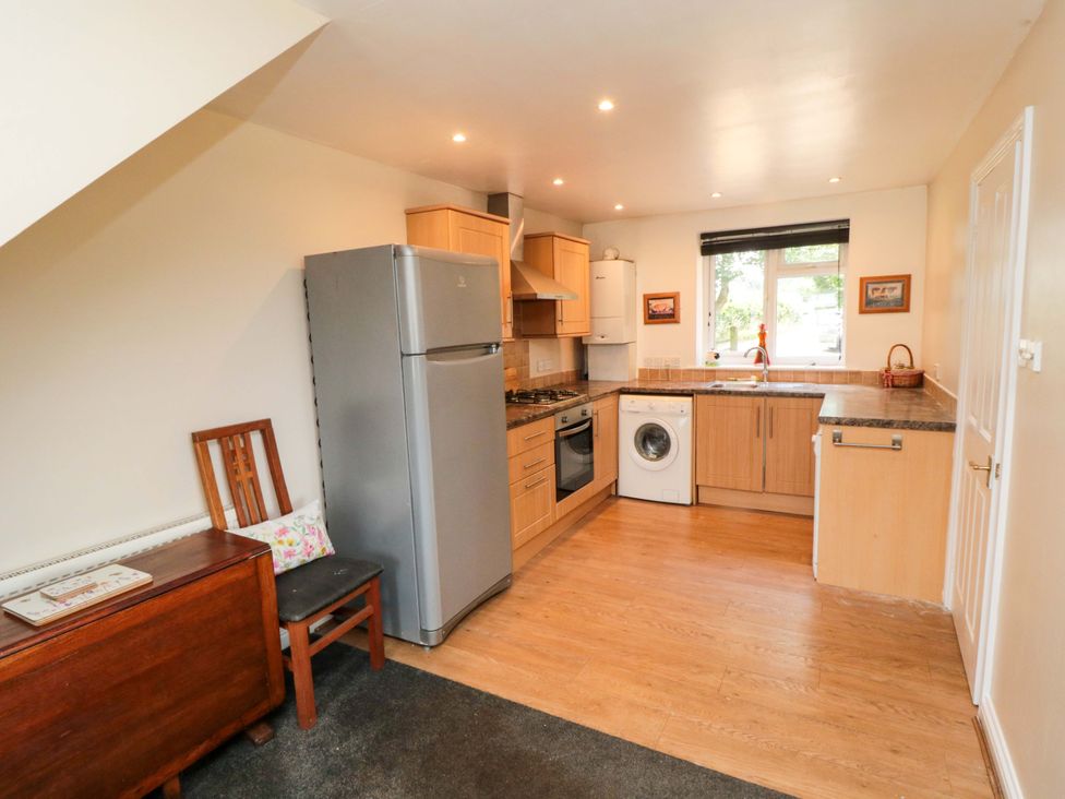 A kitchen with appliances and cabinets at The Annex in York