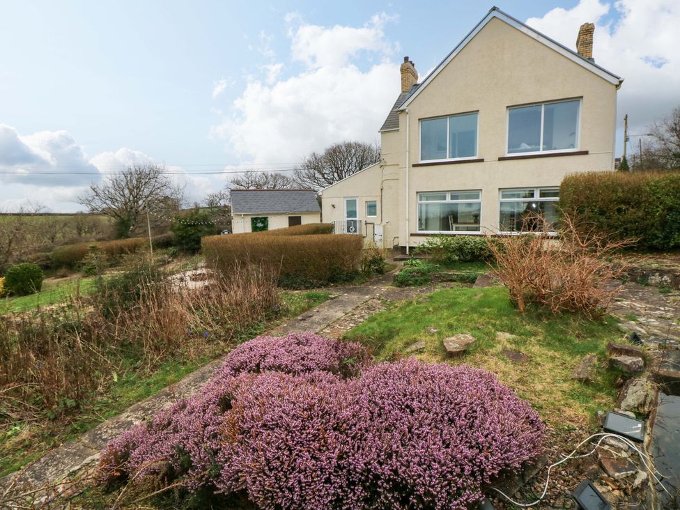 A house with a garden at Burry House in Llanmorlais