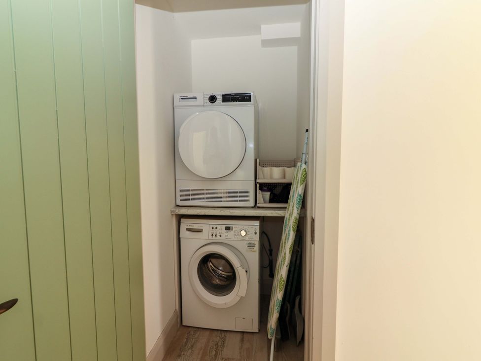 A laundry room with a washing machine and drying machine at Teach Ti in Miltown Malbay