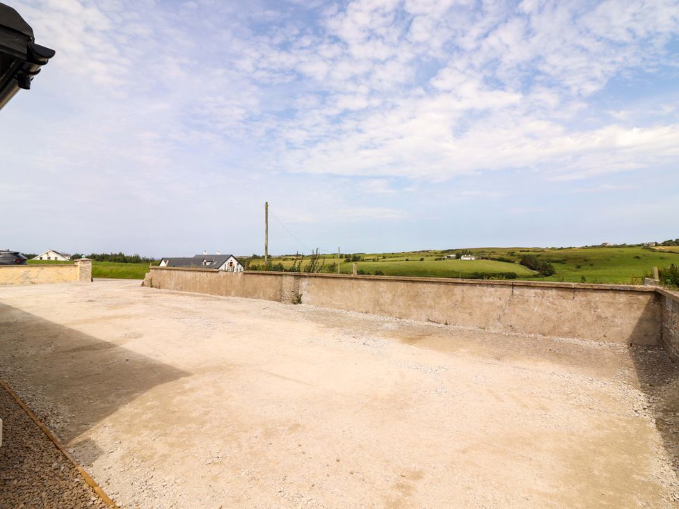 An outdoor area with gravel and fences at Teach Ti in Miltown Malbay