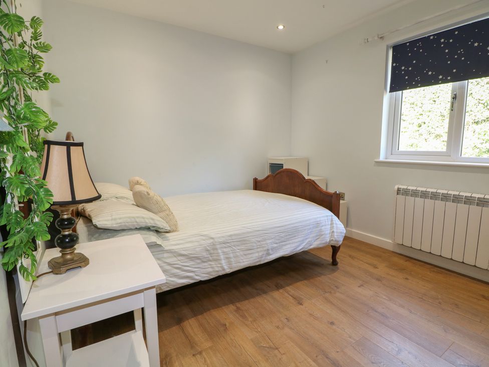A bedroom with a bed and lamp at El -Nido Alton