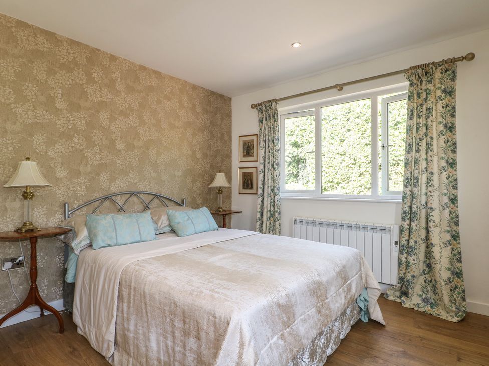 A bedroom with a bed and a window at El -Nido in Alton