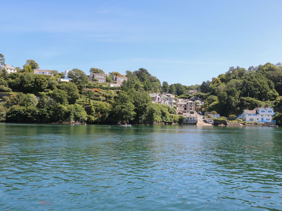 A view of houses along a riverbank at 5 Esplanade in Fowey