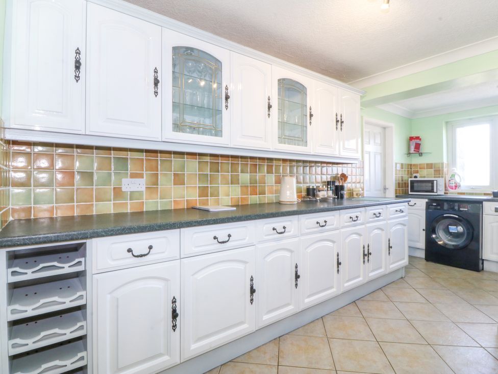 A kitchen with cabinets, countertop, sink and appliances at Llain Delyn in Capel Mawr near Malltraeth