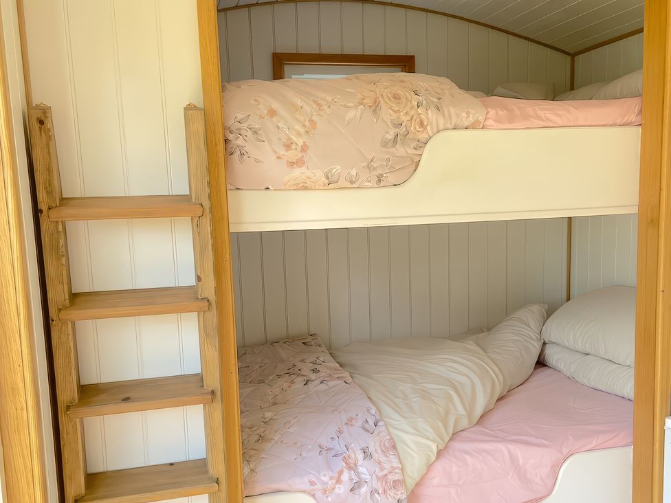 Shepherd Hut 1 - Kent & Sussex - 1174319 - thumbnail photo 3