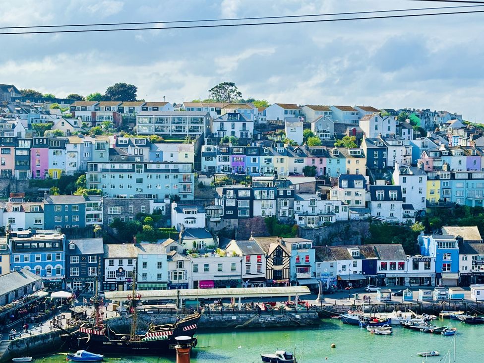 A harbor with houses and boats at Lizzy’s Cottage in Brixham