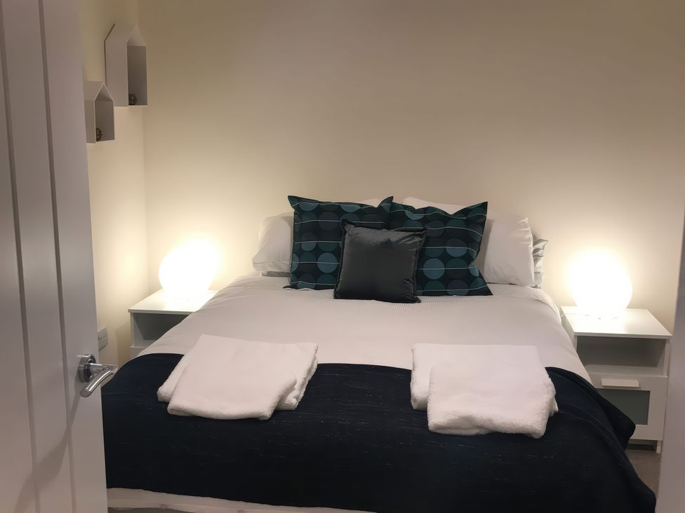 A bedroom with a bed and bedside lamps at View Cottage in Inverness