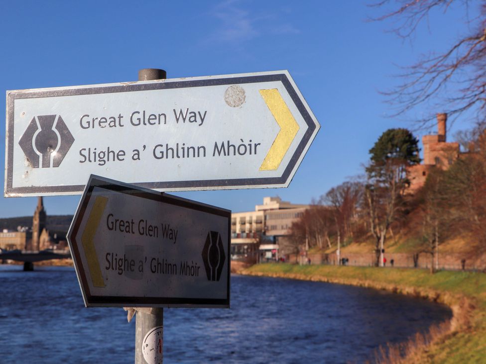 A signpost pointing to Great Glen Way near the river at View Cottage in Inverness