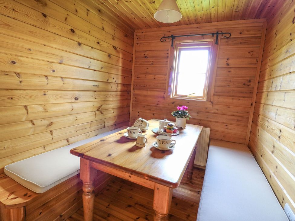 A snug with a table and benches at Pen Y Clawdd Beggar's Bush near Presteigne