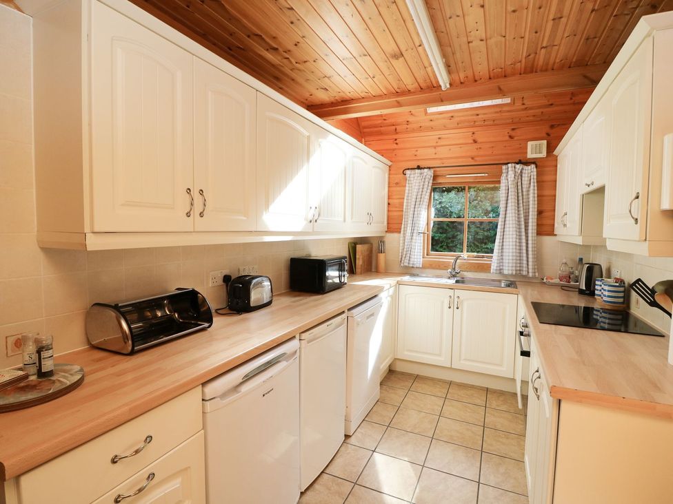 A kitchen with cabinets, sink, and appliances at Pen Y Clawdd Beggar's Bush near Presteigne