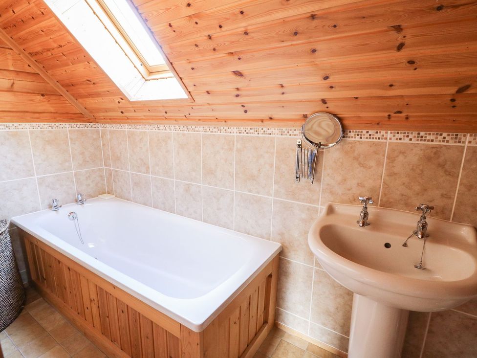A bathroom with a bathtub and sink at Pen Y Clawdd Beggar's Bush near Presteigne