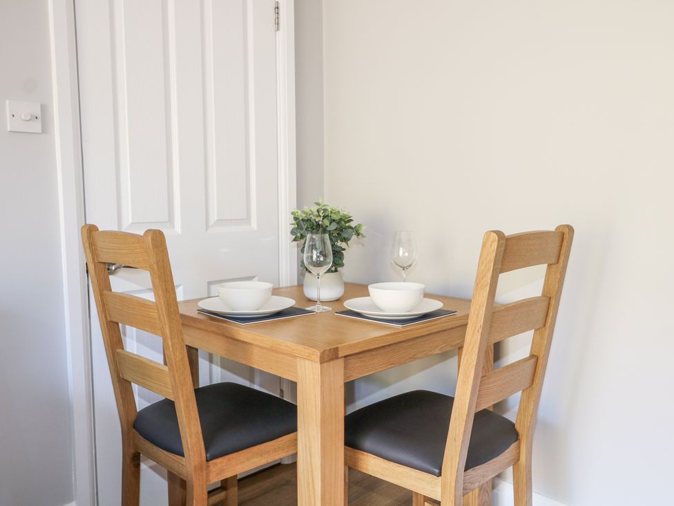 A dining area with a table and chairs at Sunnyfield Cottage