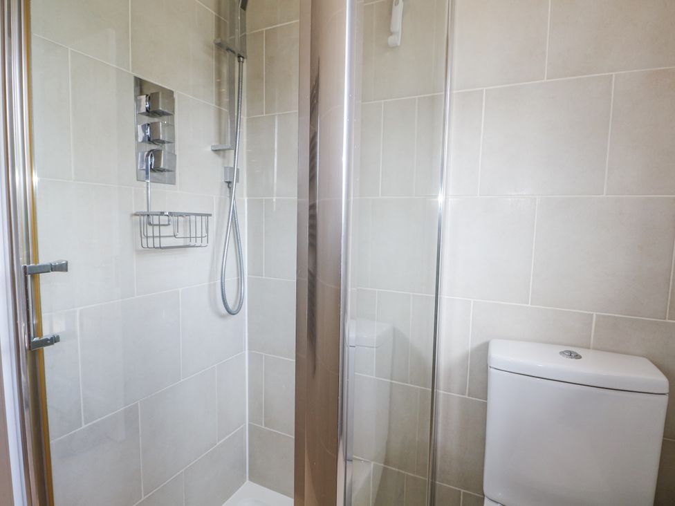 A bathroom featuring a shower and toilet at Sunnyfield Cottage