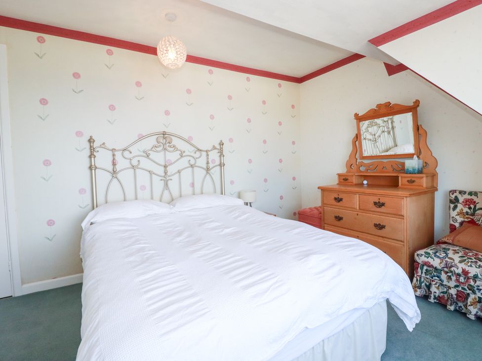 A bedroom with a bed and dressing table at 22 Pentire Avenue Newquay