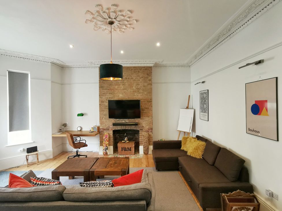 A living room with furniture and decorations at Church Retreat in St. Leonards-on-Sea
