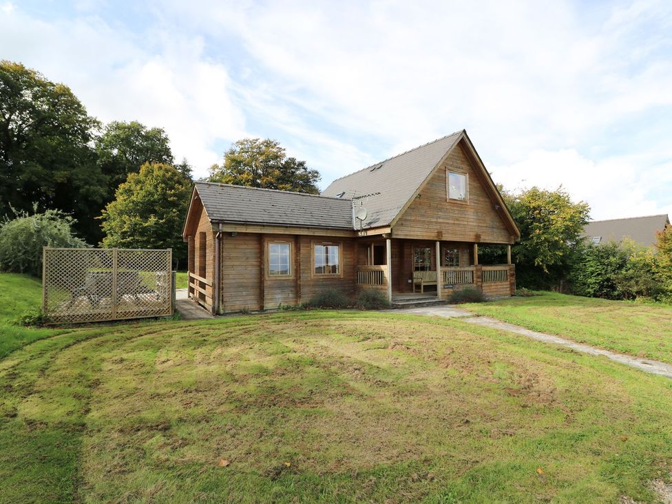 A wooden house with a garden at Dan Y Coed Beggar's Bush near Presteigne