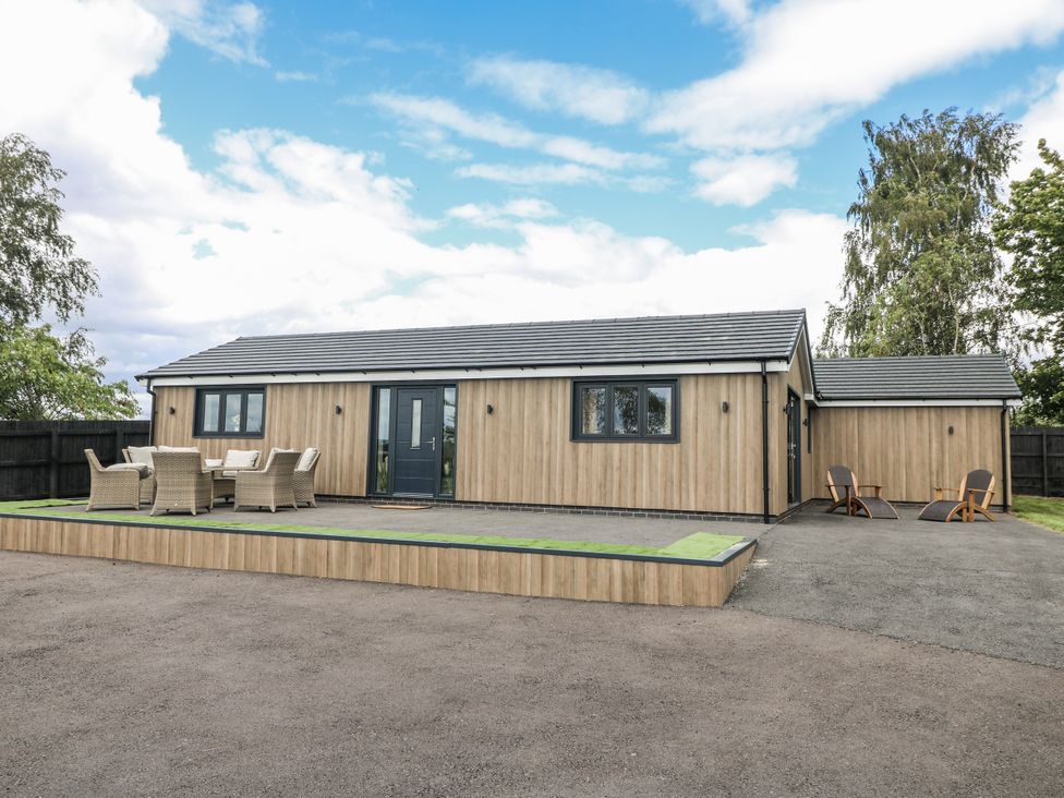 A house with seating area in front at Fields View Edingale near Alrewas