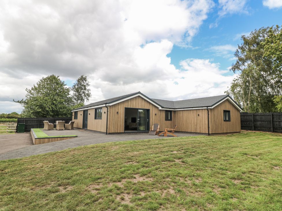 An outdoor view of a modern house with a garden at Fields View Edingale near Alrewas
