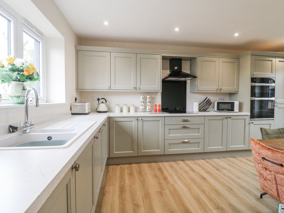 A kitchen with cabinets, sink, and appliances at Fields View Edingale near Alrewas