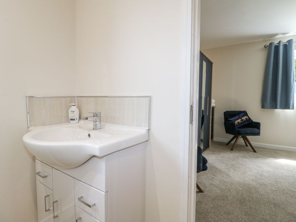 A bathroom with a sink and mirror at Fields View, Edingale near Alrewas