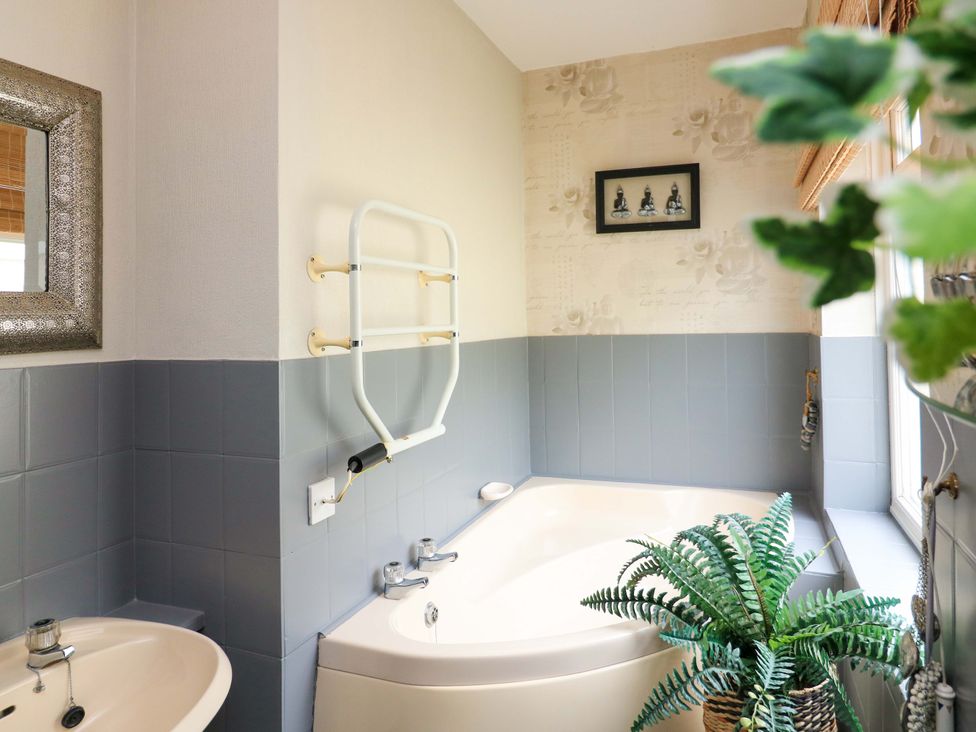 A bathroom with a bathtub and sink at 3 Chantry Hill in Kingsbridge