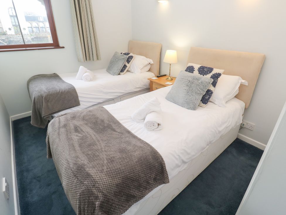 A bedroom with two single beds at Tobys Quay in Falmouth