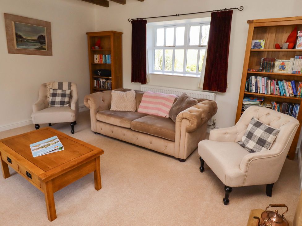 A living room with sofa and armchairs at 3 Christon Bank Mews in Christon Bank