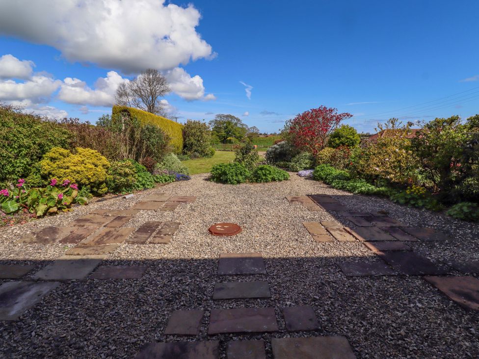 A garden with gravel and stepping stones at 3 Christon Bank Mews in Christon Bank