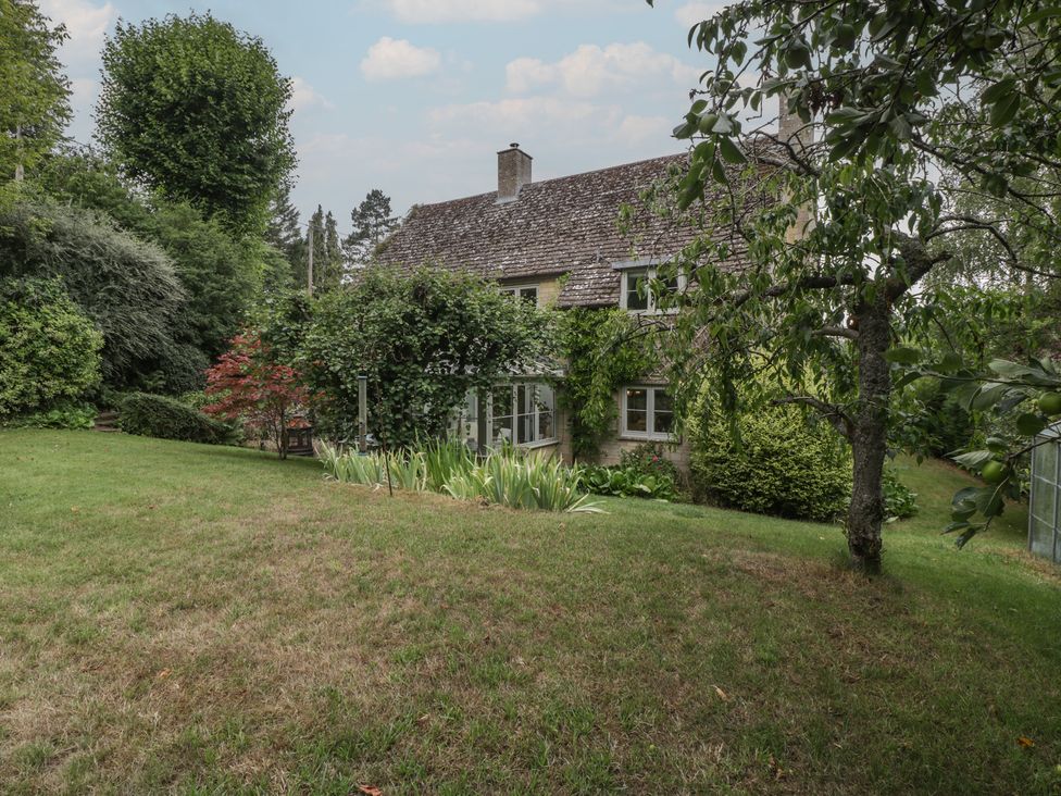 A house with a garden at St. Marys House Church Westcote near Bledington
