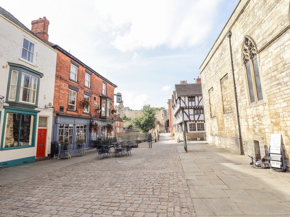 A street with buildings and outdoor seating at Madje Apartment Lincoln