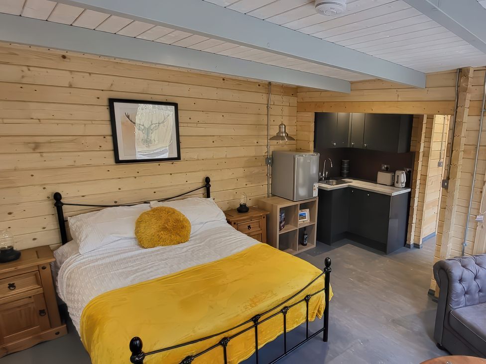 A studio with a bed and kitchenette at Sea La Vie in Perranporth