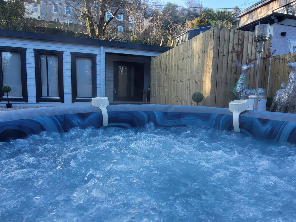 A hot tub in a backyard at Sea La Vie in Perranporth