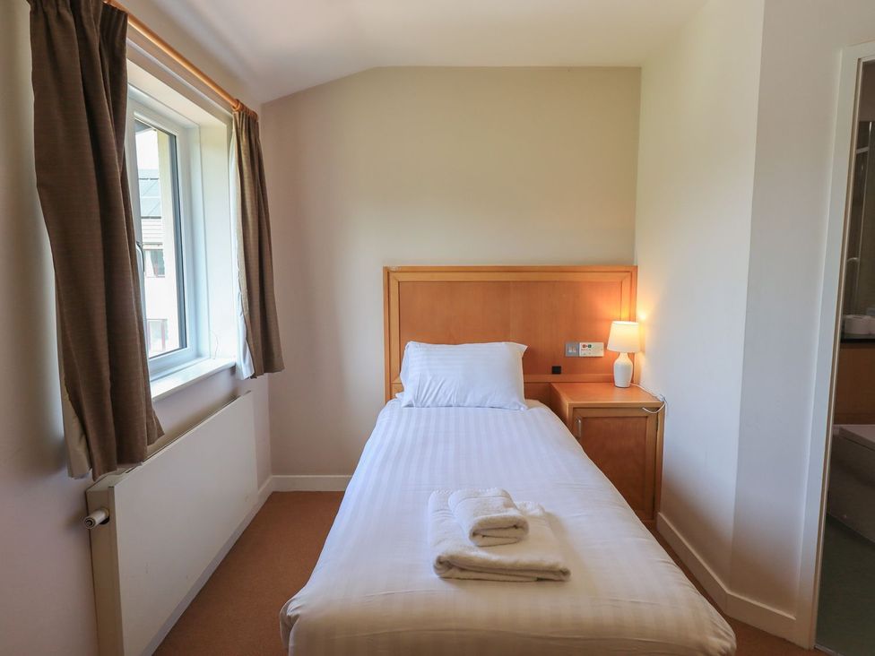 A bedroom with a single bed and bedside table at Eamont Park Ground-floor Single Bedroom Penrith
