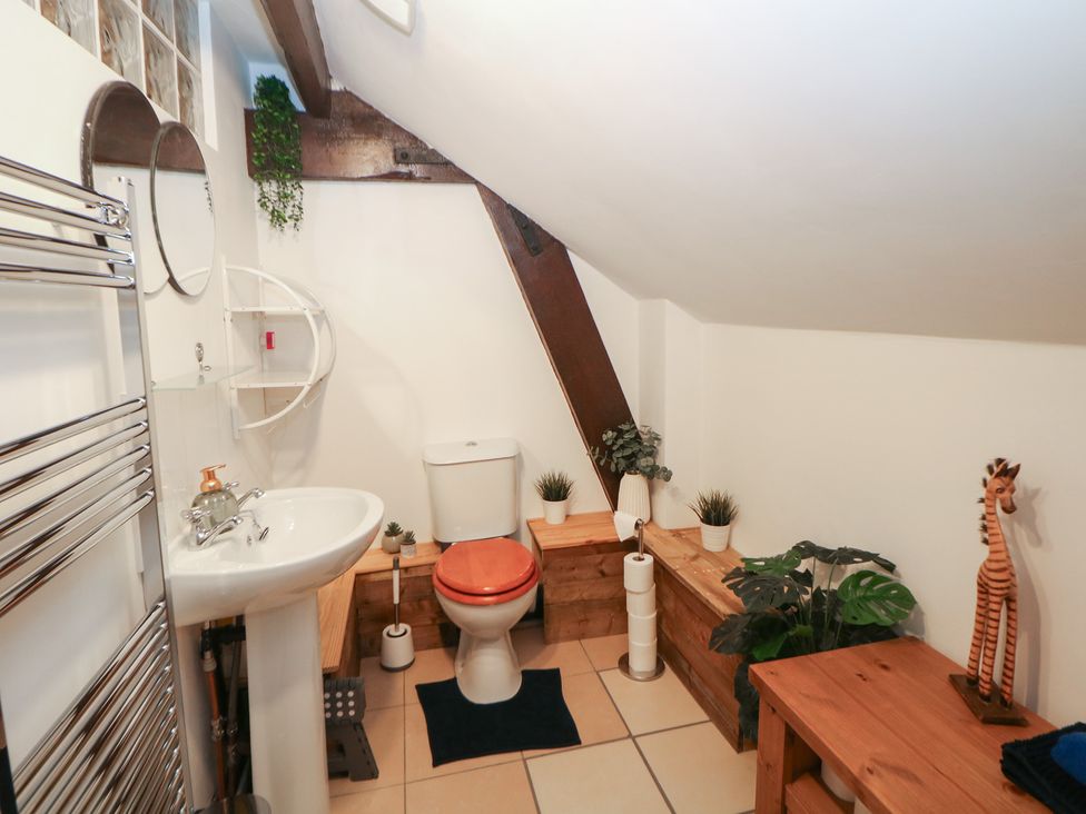 A bathroom with a sink and toilet at Win Hill View Cottage in Hope
