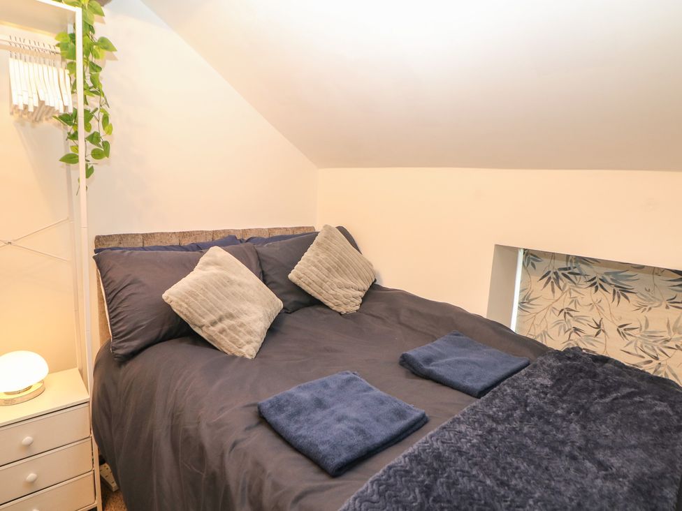 A bedroom with a bed and plant at Win Hill View Cottage in Hope