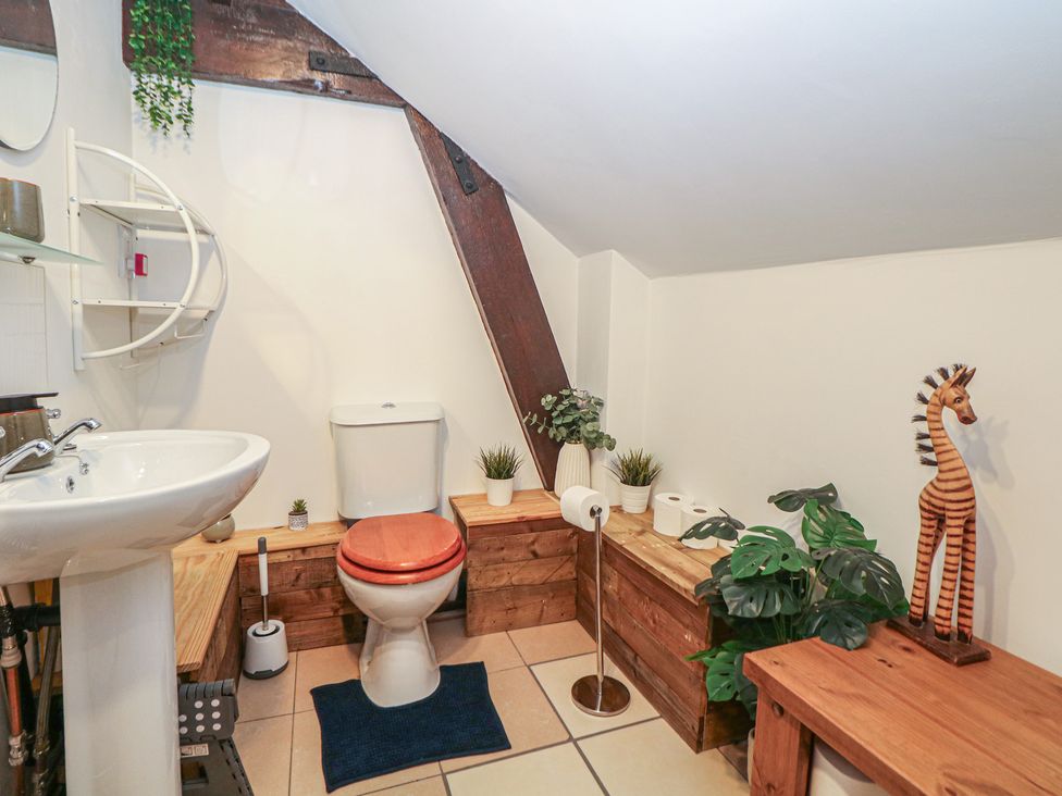 A bathroom with a sink and toilet at Win Hill View Cottage in Hope