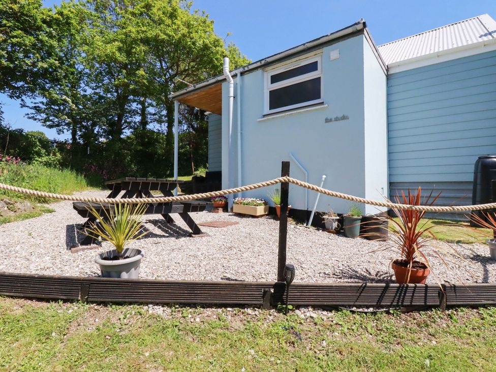 An outdoor area with plants and gravel at The Studio in Feock near Truro