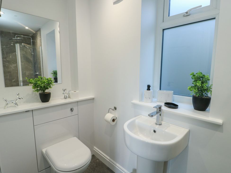 A bathroom with a sink and toilet at Hen Siop in Niwbwrch (Newborough)