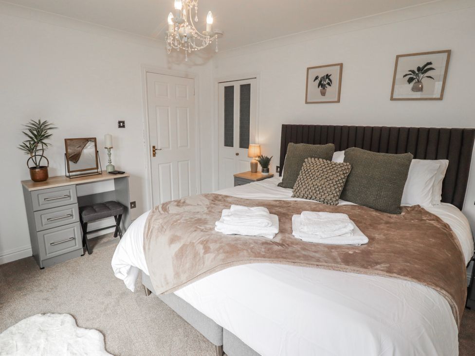 A bedroom with a bed and desk at Carreg Llwyd in Groeswen near Trecenydd
