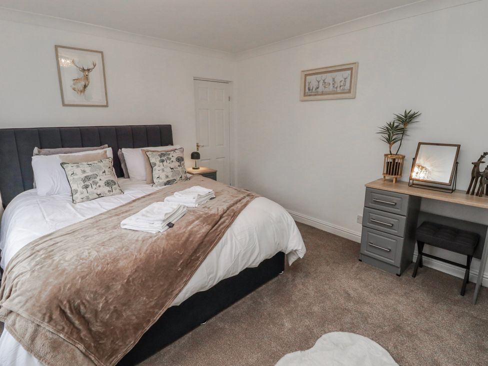 A bedroom with a bed and desk at Carreg Llwyd in Groeswen near Trecenydd