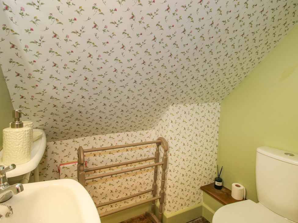 A bathroom with a sink and toilet at The Long House Near Trefonen