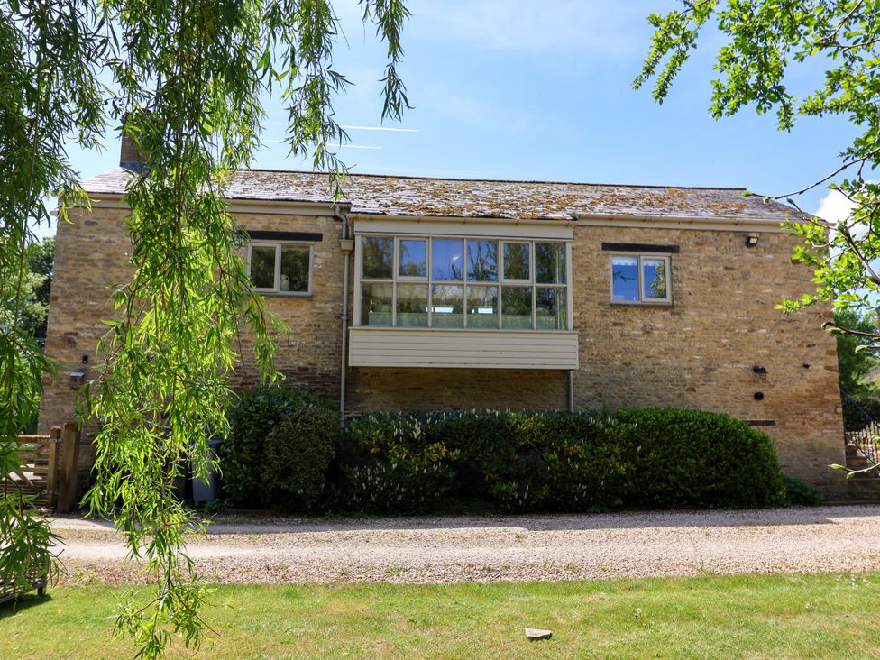 A house with windows and bushes at Cleveley Mill in Enstone